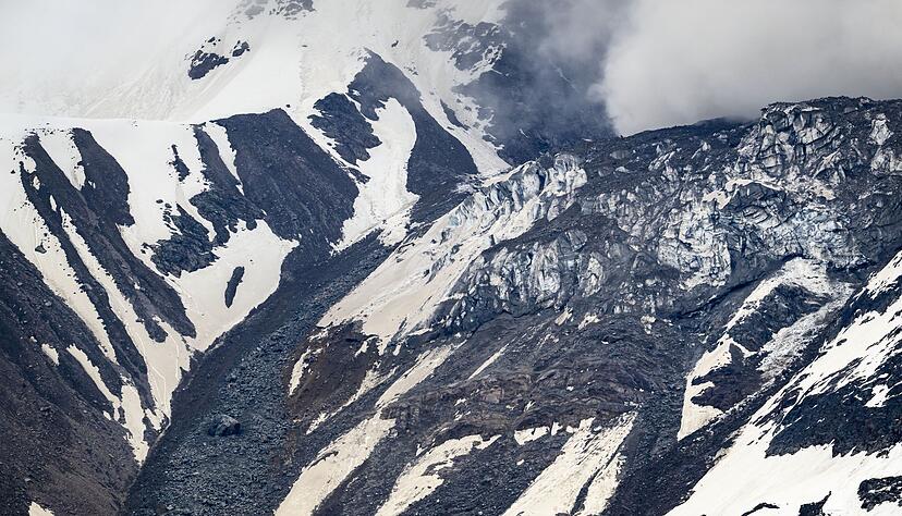 Riesige Schuttmassen drücken den Gletscher Richtung Tal.