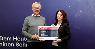 Die Heilbronner Stimme unterstützt die Aktion "Menschen in Not", hier mit Tilman Distelbarth (Verleger) und Tanja Ochs (stv. Chefredakteurin). Dem guten Beispiel folgen viele: Zahlreiche Unternehmer in der Region spenden für den guten Zweck, statt  Weihnachtsgeschenke für ihre Kunden zu kaufen.