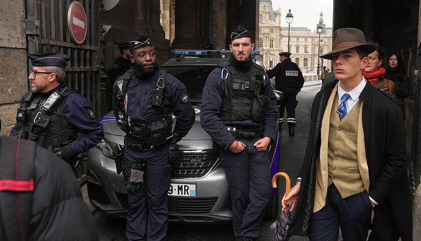 Erregt fast so viel Aufsehen wie der Juwelenraub: eleganter Sch&uuml;ler am Louvre. (Archivbild)
