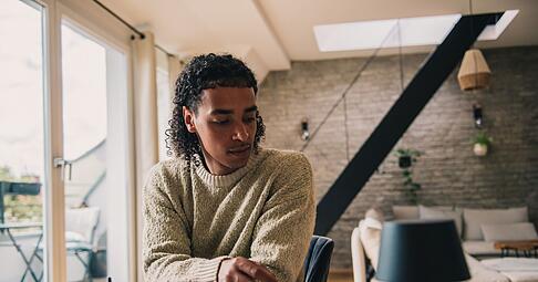 Steuerliche Entlastung im laufenden Jahr: Wer einen Freibetrag beim Finanzamt beantragt, zahlt monatlich weniger Lohnsteuer.