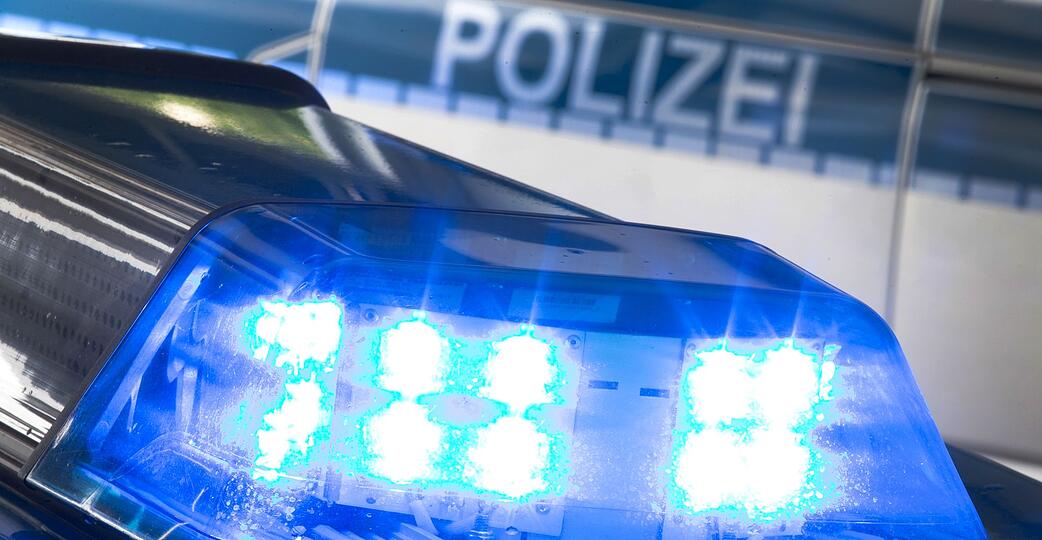Die Polizei sucht nach der Autofahrerin. (Symbolbild)