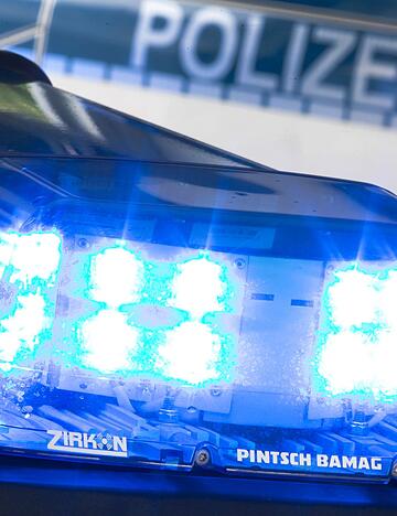 Die Polizei sucht nach der Autofahrerin. (Symbolbild)