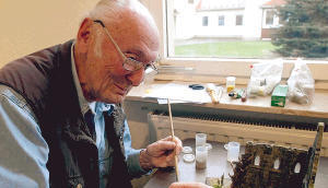 Die Wiese kommt aus der Dose: Zinnfiguren-Tüftler Peter Bach verteilt frisches Streumaterial auf einem Diorama. Das ist nach jedem Transport nötig. Die Wiese kommt aus der Dose: Zinnfiguren-Tüftler Peter Bach verteilt frisches Streumaterial auf einem Diorama. Das ist nach jedem Transport nötig.