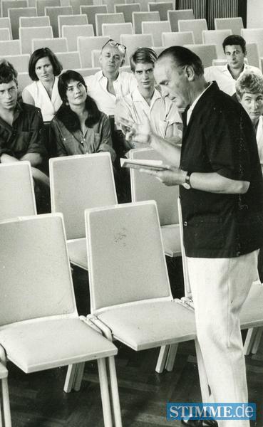 Sitzprobe mit Schauspielern und Intendant Walter Bison (1954 Oberspielleiter, 1956 bis 1980 Intendant) im Kleinen Theater. 540  Holzstühle im Gewerkschaftshaus sind 480 bequemen Polsterstühlen gewichen.