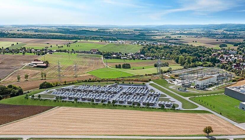 Ziemlich genau vier Jahre ist es her, seitdem die ersten Pl&auml;ne f&uuml;r die Kupferzeller Netzstabilisierungsanlage publik geworden sind. Mittlerweile ist l&auml;ngst klar, wo der Booster seinen Platz finden und wie er aussehen soll.
Visualisierung: Transnet