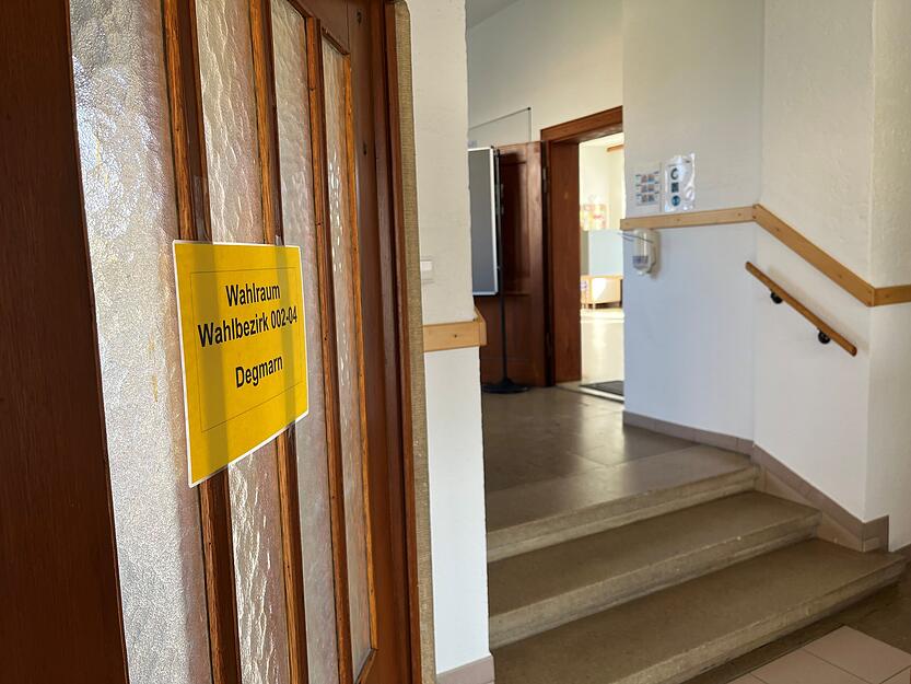 Stetig kommen und gehen die Wähler im Wahllokal Oedheim-Degman. Stetig kommen und gehen die Wähler im Wahllokal Oedheim-Degman.