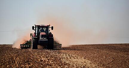 Ein Landwirt pflügt bei Nordhausen sein Feld und wirbelt dabei viel Staub auf. Foto: dpa