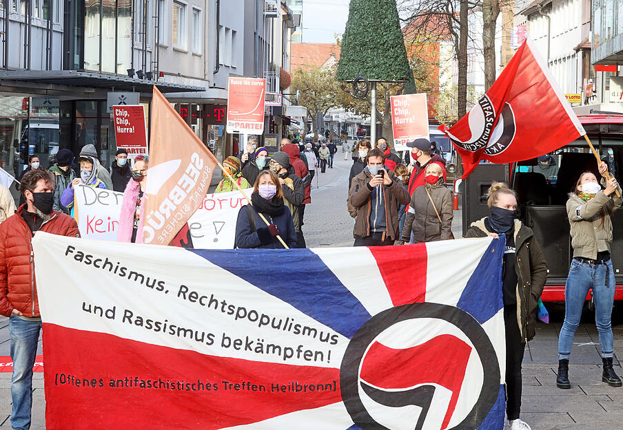 Der Auftritt Ballwegs hatte im Vorfeld eine Gruppe, die sich „Verstand 2020“ nennt und sich als Gegenbewegung zu den Querdenkern versteht, auf den Plan gerufen und dazu veranlasst, beim Ordnungsamt der Stadt Heilbronn eine Gegenkundgebung anzumelden.