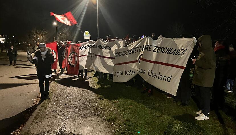 Etwa 100 Menschen setzten auf dem Heilbronner Wartberg ein Zeichen gegen rechts. Etwa 100 Menschen setzten auf dem Heilbronner Wartberg ein Zeichen gegen rechts.