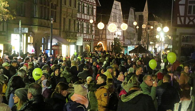 Das Einschalten der Weihnachtsbeleuchtung ist in Eppingen ein Event: Viele wollten dabeisein, auf dem Marktplatz herrschte großes Gedränge.