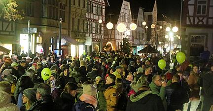 Das Einschalten der Weihnachtsbeleuchtung ist in Eppingen ein Event: Viele wollten dabeisein, auf dem Marktplatz herrschte großes Gedränge.
Foto: Franz Theuer