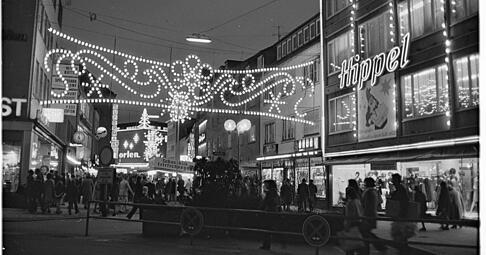 Weihnachtstrubel und W&uuml;rstchenbude in der Fleiner Stra&szlig;e. 1971 startet dort der Probelauf f&uuml;r die erste Fu&szlig;g&auml;ngerzone in Heilbronn.