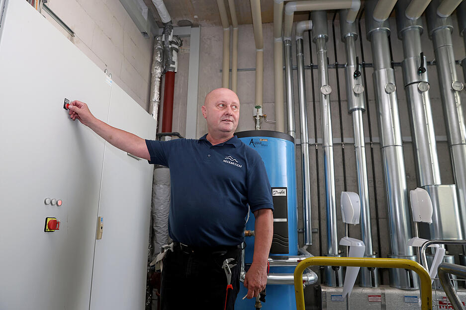 Vorbereitungen der Hausmeiste4r am ASG Albert-Schweizer-Gymnasium Neckarsulm vor dem Schulstart nach den Sommerferien. Vorbereitungen der Hausmeiste4r am ASG Albert-Schweizer-Gymnasium Neckarsulm vor dem Schulstart nach den Sommerferien.