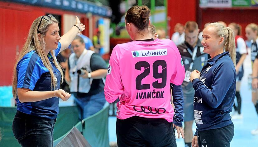 Dabei, aber nicht immer mittendrin: Branka Zec (links) instruiert seit Saisonbeginn das Neckarsulmer Torhüterinnen-Trio um Johanna Fossum (rechts).