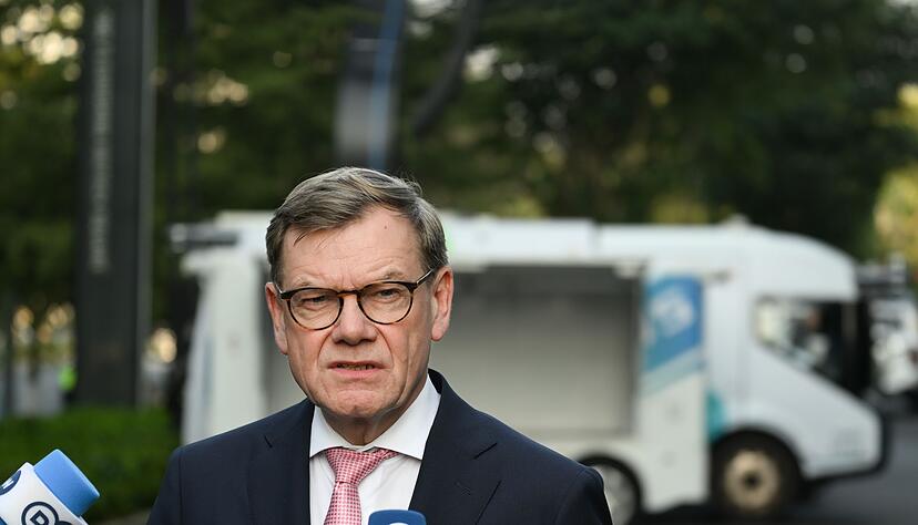 Au&szlig;enminister Johann Wadephul (CDU) &auml;u&szlig;ert sich zum Abschluss seines Besuchs in China auf eine Frage hin auch zu den Verhandlungen &uuml;ber eine Friedensl&ouml;sung in der Ukraine.