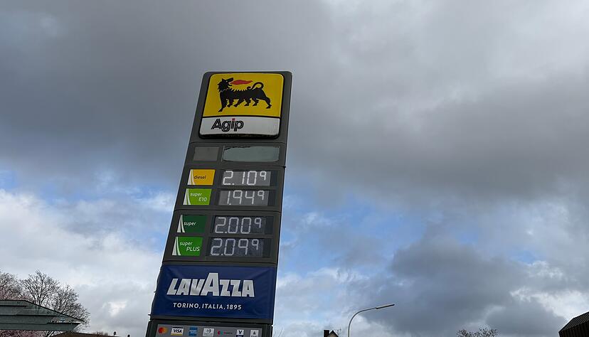Auch wenn die Benzinpreise langsam wieder nachlassen - f&uuml;r die Autofahrer h&auml;ngen nach wie vor dunkle Wolken &uuml;ber den Spritkosten.