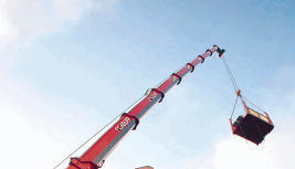 Die Anlieferung des Computertomographen hat geklappt wie am Schn&uuml;rchen. Ein Hydraulik-Schwerlastkran hob ihn in den vierten Stock.
          Foto: Andreas Veigel