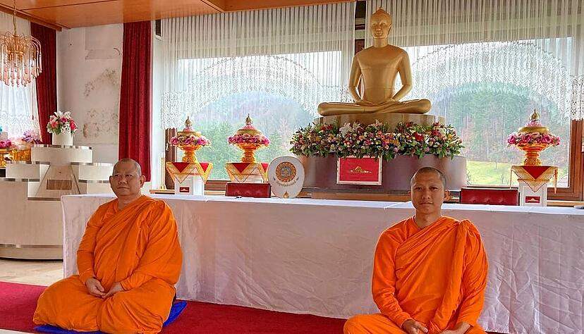 Der Leiter des Zentrums vor dem Buddhapodest: Phramaha Chalermsak Promsungnoen (links) mit Mönch Chanchai Worawong. Der Leiter des Zentrums vor dem Buddhapodest: Phramaha Chalermsak Promsungnoen (links) mit Mönch Chanchai Worawong.