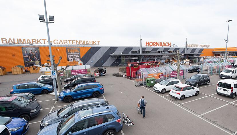 Auf Parkplätzen von Baumarkt, Supermarkt und Co. kommt es oft zu Zusammenstößen wegen vermeintlicher Vorfahrtsansprüche.
