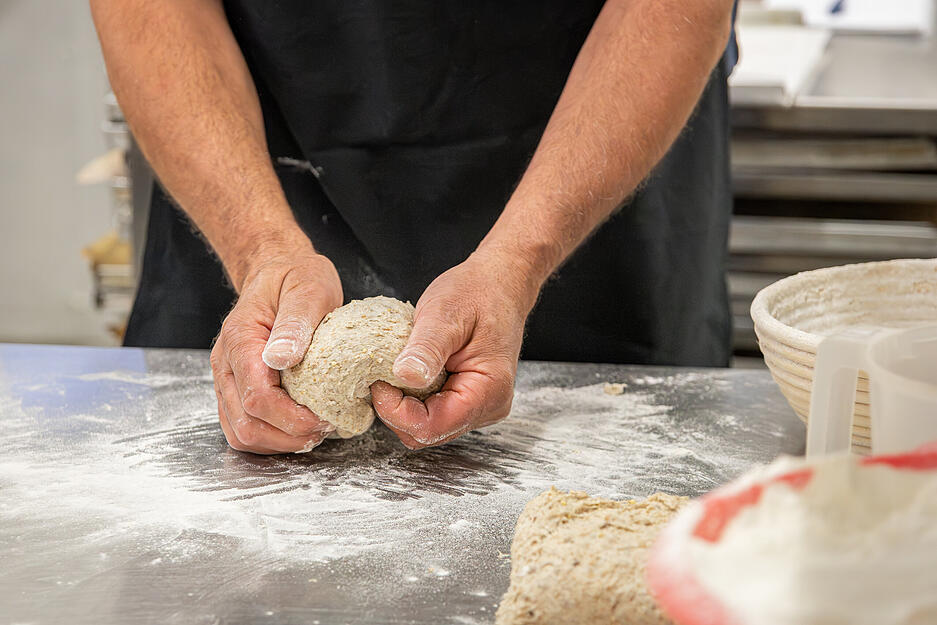 Teig kneten wie ein Profi: Tipps aus dem Brotbackkurs in der Oettinger Mühle.