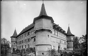 Die Schwarzweißaufnahme zeigt die Süd- und Westseite des Wasserschlosses vor seiner Zerstörung. Das Foto wurde von Wilhelm Kratt im Jahre 1912 aufgenommen und entstammt dem Landesarchiv Baden-Württemberg.