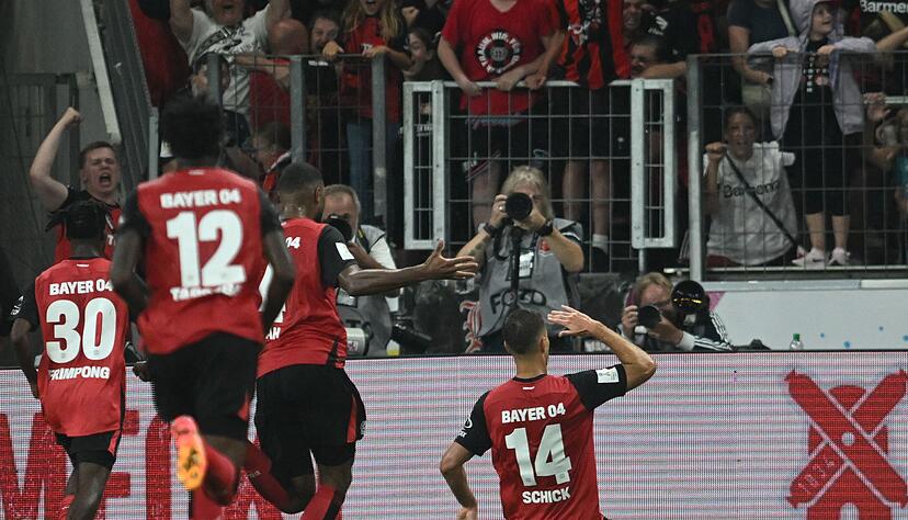 Die Leverkusener Spieler feiern den Gewinn des Supercups. Die Leverkusener Spieler feiern den Gewinn des Supercups.