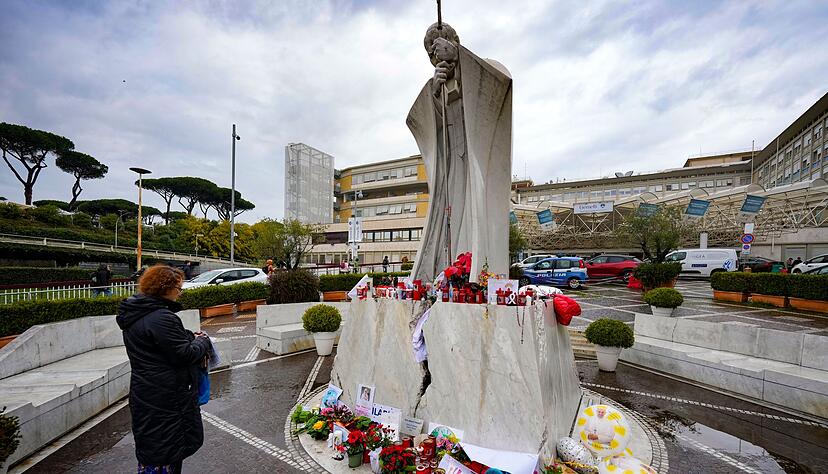 Papst Franziskus liegt seit Mitte des Monats im Gemelli-Krankenhaus, wo ein Denkmal an seinen Vorvorg&auml;nger Johannes Paul II. erinnert.