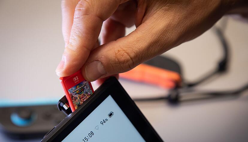 Auch die Switch 2 hat nach wie vor einen Kartenslot für physische Spiele.