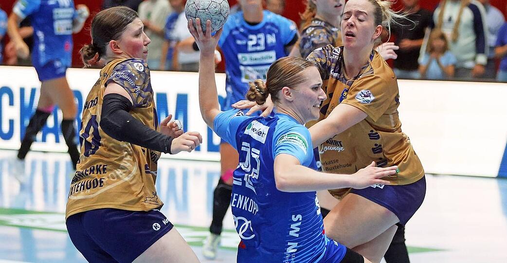 Meret Ossenkopp (am Ball) fehlte im Spiel gegen Frisch Auf Göppingen erkältet. Die Trainingseinheiten zu Wochenbeginn verpasste die 27-jährige Rechtsaußen ebenfalls noch, bis Sonntag dürfte sie allerdings in den Kader zurückkehren.
