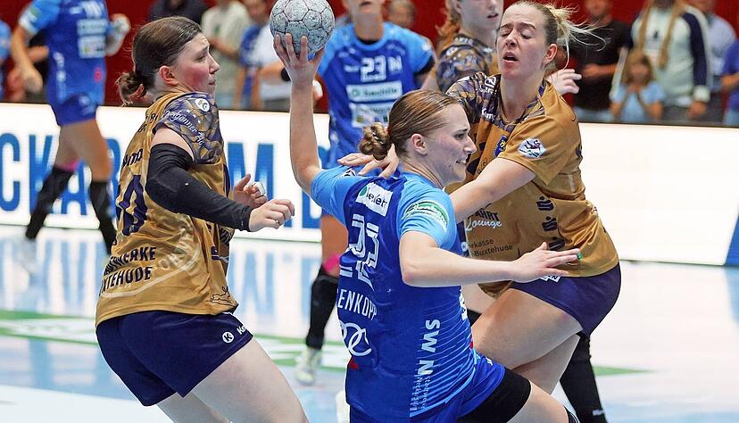 Meret Ossenkopp (am Ball) fehlte im Spiel gegen Frisch Auf Göppingen erkältet. Die Trainingseinheiten zu Wochenbeginn verpasste die 27-jährige Rechtsaußen ebenfalls noch, bis Sonntag dürfte sie allerdings in den Kader zurückkehren. Meret Ossenkopp (am Ball) fehlte im Spiel gegen Frisch Auf Göppingen erkältet. Die Trainingseinheiten zu Wochenbeginn verpasste die 27-jährige Rechtsaußen ebenfalls noch, bis Sonntag dürfte sie allerdings in den Kader zurückkehren.