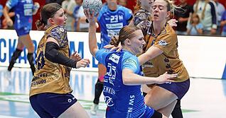 Meret Ossenkopp (am Ball) fehlte im Spiel gegen Frisch Auf Göppingen erkältet. Die Trainingseinheiten zu Wochenbeginn verpasste die 27-jährige Rechtsaußen ebenfalls noch, bis Sonntag dürfte sie allerdings in den Kader zurückkehren.