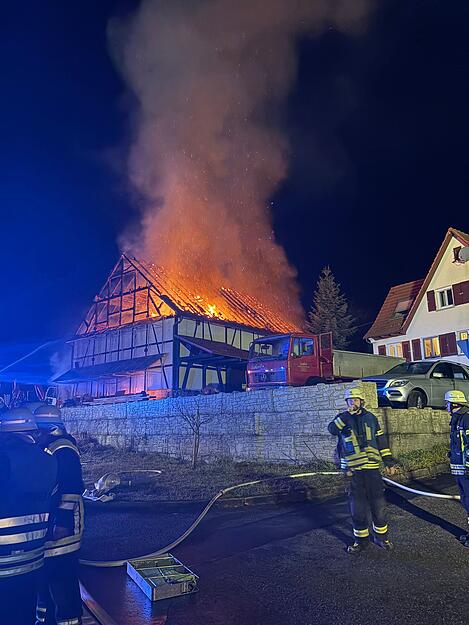 Der Schaden nach dem Scheunenbrand in Pfedelbach-Baierbach wird auf rund 300.000 Euro gesch&auml;tzt.