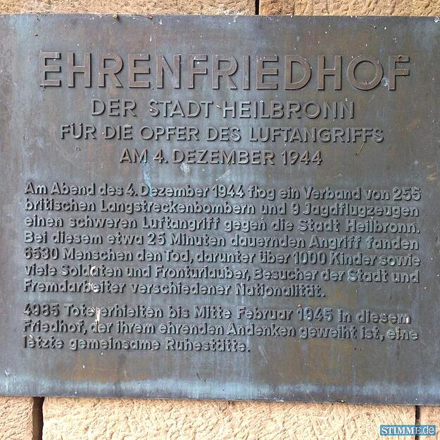 Die Gedenktafel am Eingang zum Ehrenfriedhof in der Heilbronner Arndtstraße erinnert an den verheerenden Luftangriff 1944.