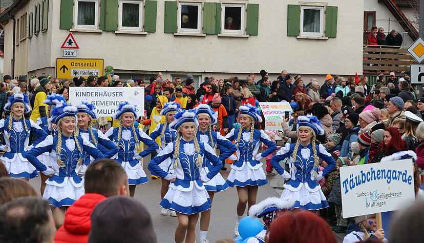 Feiernde Gruppen bringen Stimmung und Bewegung in den Ortskern.
