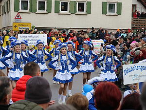 Feiernde Gruppen bringen Stimmung und Bewegung in den Ortskern.