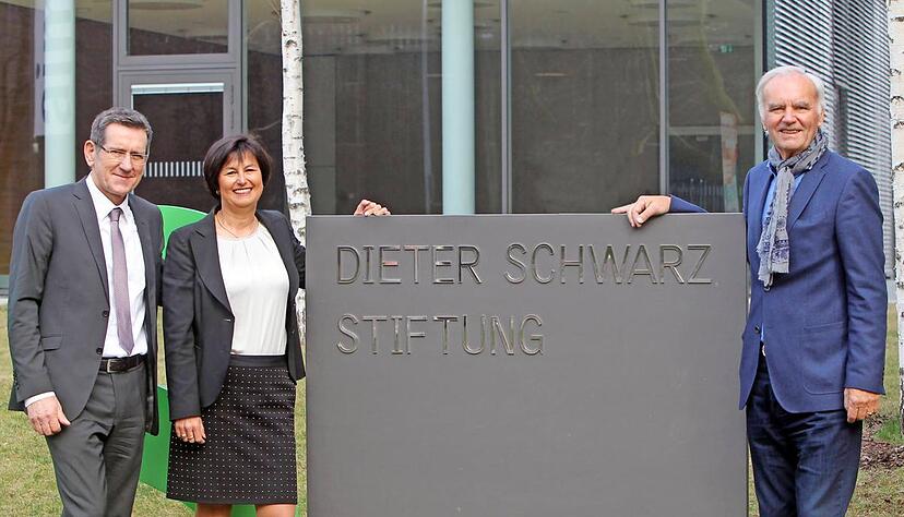 Die Geschäftsführung der Dieter-Schwarz-Stiftung: Erhard Klotz (rechts), der im Oktober ausscheidet, mit Silke Lohmiller und Reinhold Geilsdörfer.Foto: Andreas Veigel Die Geschäftsführung der Dieter-Schwarz-Stiftung: Erhard Klotz (rechts), der im Oktober ausscheidet, mit Silke Lohmiller und Reinhold Geilsdörfer.Foto: Andreas Veigel
