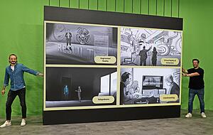 Bildf&uuml;llender Bildschirm: Wojtek Misiewicz (links) und Christian Laurin verschieben die LED-Wand.