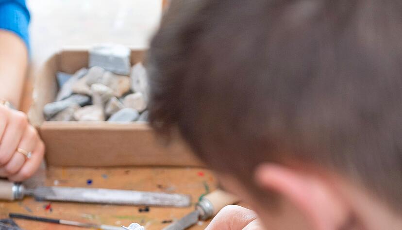 Dieser junge Patient fertigt in der Ergotherapie aus einem Speckstein einen Skill-Stein. Er soll in ihn angespannten Situationen in die Hand nehmen.
Fotos: Mario Berger Dieser junge Patient fertigt in der Ergotherapie aus einem Speckstein einen Skill-Stein. Er soll in ihn angespannten Situationen in die Hand nehmen.
Fotos: Mario Berger