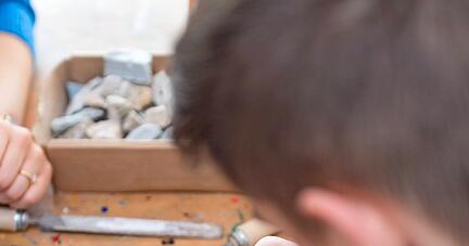 Dieser junge Patient fertigt in der Ergotherapie aus einem Speckstein einen Skill-Stein. Er soll in ihn angespannten Situationen in die Hand nehmen.
Fotos: Mario Berger