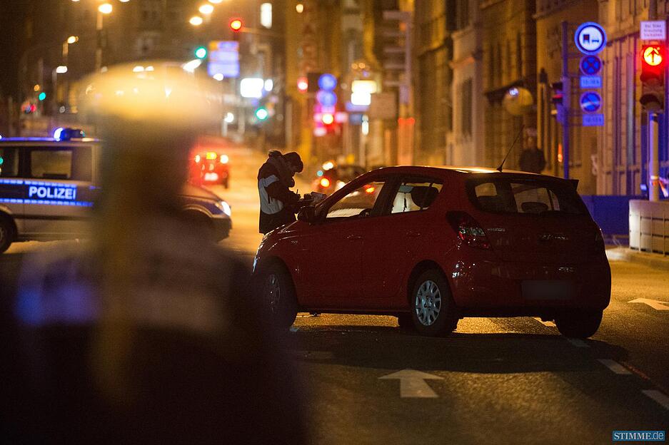 Das Täterfahrzeug steht am 11.03.2015 in der Innenstadt von Stuttgart (Baden-Württemberg) nach dem Einsatz eines Spezialkommandos der Polizei gegen zwei Kriminelle auf der Straße. Bei dem Einsatz ist ein Beamter von den Männern überfahren worden. Nach Polizeiangaben ist der Beamte schwer verletzt, womöglich auch lebensgefährlich. Auch die beiden Kriminellen lägen mit Schussverletzungen im Krankenhaus.
