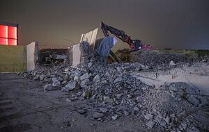 Die Bauarbeiten am Carmen-Würth-Forum haben bereits begonnen. Bagger haben die Wand an der rechten Seite des Forums teilweise eingerissen.
Foto: Ufuk Arslan
