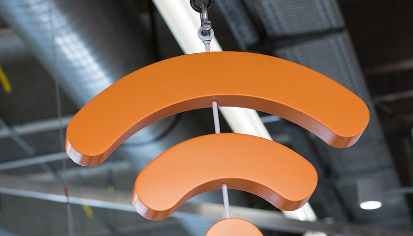 Der einzelne Router kommt in gro&szlig;en und verwinkelten Wohnungen gerne mal an seine Grenzen. Mesh-WLAN-Systeme sollen hier weiterhelfen.