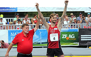 Ein Bild aus dem vergangenen Jahr: Organisator Peter Schramm feiert Mateusz Przybylko, der 2017 hinter Mutaz Essa Barshim und Danil Lysenko Dritter wurde.
Foto: Andreas Veigel Ein Bild aus dem vergangenen Jahr: Organisator Peter Schramm feiert Mateusz Przybylko, der 2017 hinter Mutaz Essa Barshim und Danil Lysenko Dritter wurde.
Foto: Andreas Veigel