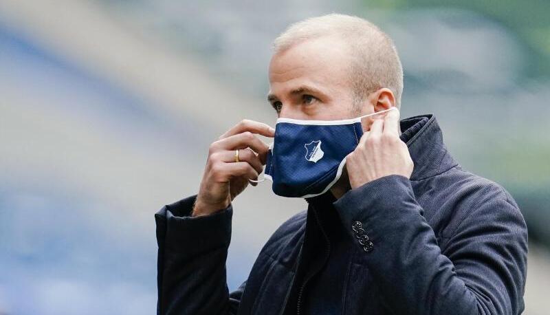 Hoffenheims Trainer Sebastian Hoene&szlig; zieht seinen Mund-Nasenschutz auf.