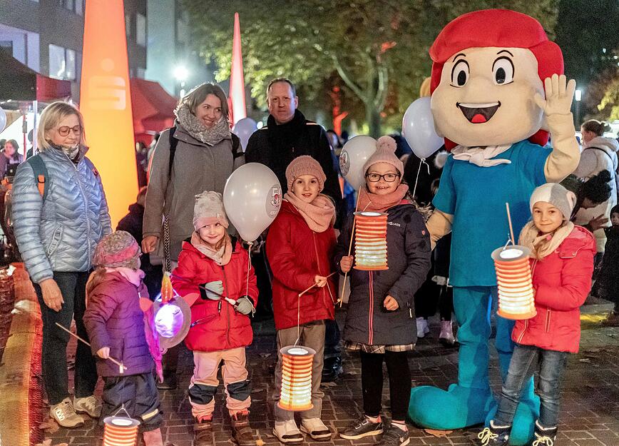 Neben dem Bühnenprogramm überraschten auch die Knaxianer Didi und Dodo die Kinder beim Heilbronner Lichtermeer. Neben dem Bühnenprogramm überraschten auch die Knaxianer Didi und Dodo die Kinder beim Heilbronner Lichtermeer.