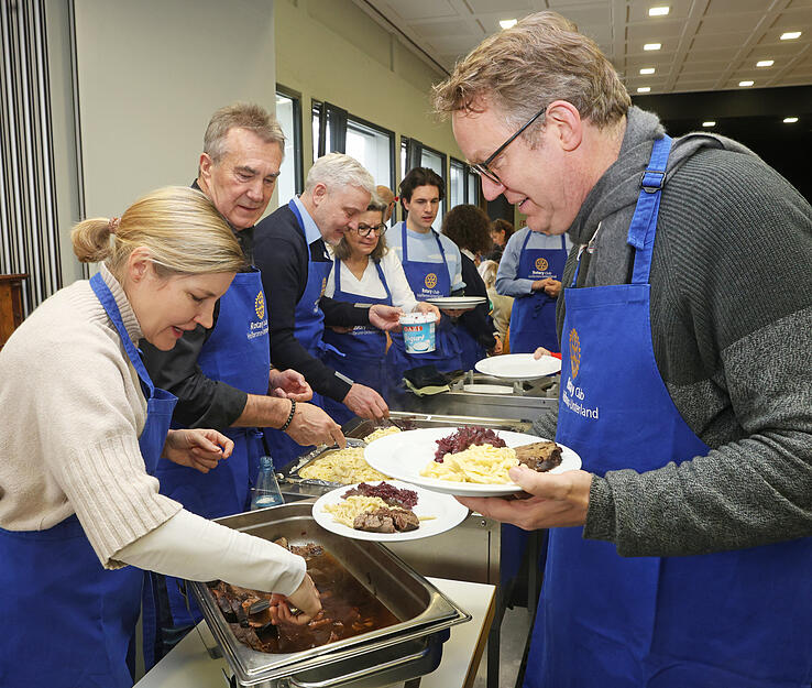 Es gibt Spätzle oder Kartoffelgratin, Rinder- oder Schweinsbraten dazu noch Rotkraut.