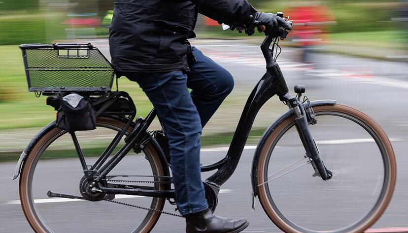 Schnellere Pedelecs mit E-Antrieb sind in mehr Unfälle verwickelt. (Archivbild)