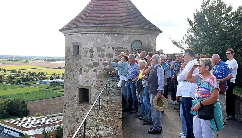 Der Lesersommer der Heilbronner Stimme f&uuml;hrt am Freitag rund 30 Teilnehmer auf die Burg Stettenfels in Untergruppenbach.