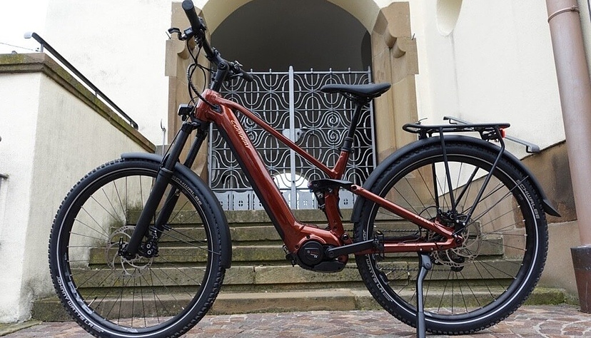 Das Conway Xyron C 2.0 750 E-SUV in herbstlichem Dunkelrot ist nicht nur ein Eyecatcher – das Fully überzeugt mit Qualität und Fahrspaß.