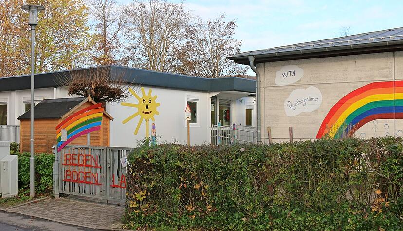 Das Bestandsgebäude der Kita Regenbogenland soll modernisiert und die beiden neugeschaffenen Gruppen in Containerbauweise sollen bis Ende Mai 2027 weiterbetrieben werden. 
Foto: Ute Plückthun